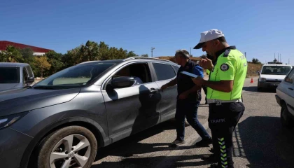 Polis hem sıcakla mücadele ediyor hem kentin huzurunu sağlıyor
