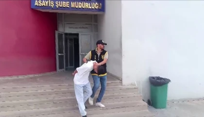 Sahte polis, Suriyeli aileyi dolandırdı ama kaçamadan suçüstü yakalandı