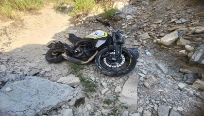 Şarampole yuvarlanan motosikletin sürücüsü yaralandı