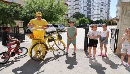 Sarı şalvarlı Adanalı, sıcakta sokak sokak limon dondurması satıyor