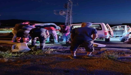 Şarkikaraağaçta hafif ticari araç ile otomobil çarpıştı: 5 yaralı