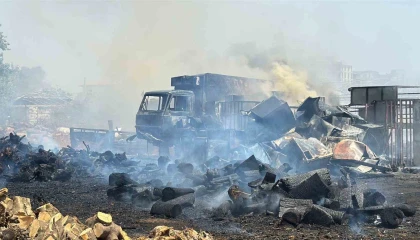 Sera sökümü sırasında spiral kıvılcımlarından çıkan yangın, odun, kamyonet ve atık malzemeleri küle çevirdi
