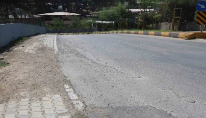 Seyir halindeki mikserin yola beton döktüğü anlar kamerada