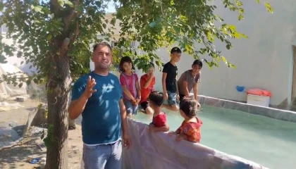 Sıcaktan denize giremeyen çocuklara römorkta havuz yaptı