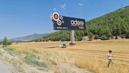 Sollamak istediği otobüse çarpıp tarlaya uçtu, 1i ağır 3 kişi yaralandı