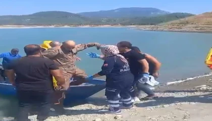 Su almak için indiği barajdan kalkamayan eğitim uçağındaki pilotları çiftçi teknesiyle kurtardı