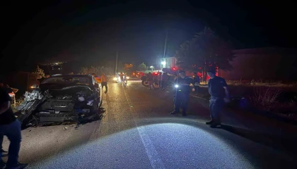 Tali yoldan çıkan traktörle çarpışan araç hurdaya döndü: 6 yaralı