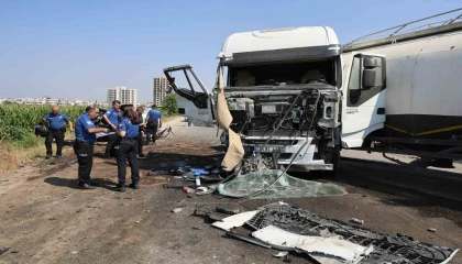 Tanker karşı şeride geçip otomobile çarptı, kamyon yan devrildi: 2 yaralı