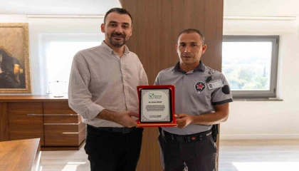 Tarihi köprüden atlama girişimine engel olan güvenlik görevlisine plaket