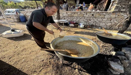 Tarihi Sarıhacılarda bin kişilik aşure ikramı