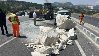 Tırdan düşen mermer bloğuna çarpan otomobilin sürücüsü yaralandı