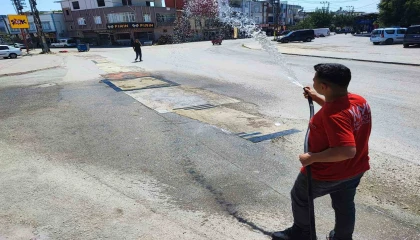 Toza halı da çare olmayınca vatandaş bu kez de sulamaya başladı