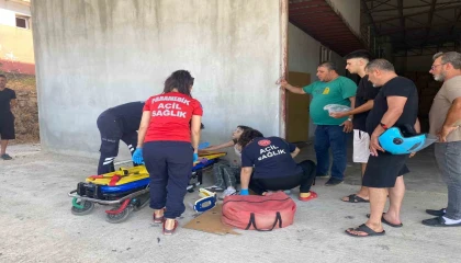 Traktörle çarpışıp römorkun altında kalan motosikletin sürücüsü ölümden döndü