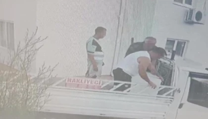 Uzaklaştırma kararına rağmen eve gelip 3,5 dakikada tüm eşyaları götürdü