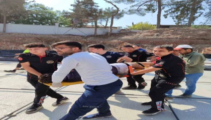 Vücuduna demir saplanan işçiyi itfaiye ekibi kurtardı