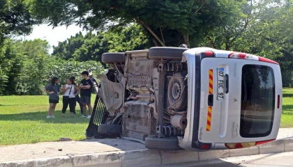 Yan yatan aracı gören 112yi aradı, ekipler anne ve kızının sıyrık dahi almadığını görünce şaşkınlık yaşadı