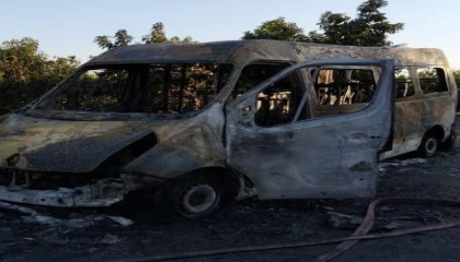 Yanan minibüs kullanılamaz hale geldi