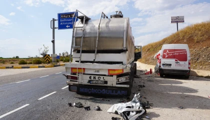 Yangın söndürme cihazı yüklü araç, süt tankerine çarptı: 1 yaralı