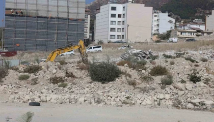 Yıktığı binanın altında kalmaktan saniyelerle kurtuldu, korku dolu anlar kamerada