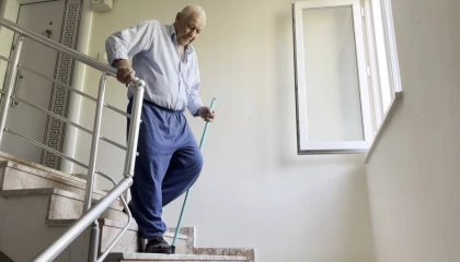 Yılların asansör sorunu yaşlı çifti evde hapis hayatı yaşatıyor