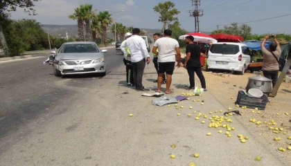 Yol kenarında duran otomobile çarpan aracın sürücüsü kaçtı