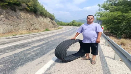 Yoldaki kamyon lastiğine çarpma anı saniye saniye görüntülendi