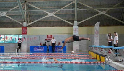 Yüzme bilmeyen kalmasın projesi çerçevesinde kamu personelleri kozlarını havuzda paylaştı