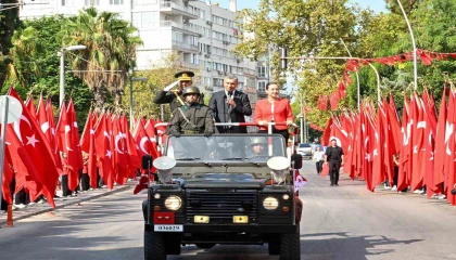 Zafer Bayramı törenine Antalyada vatandaşlar ve turistler de eşlik etti