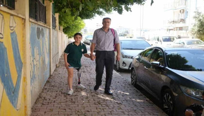 12 yaşındaki Özge yeni protezine kavuştu, okul heyecanı yeniden başladı