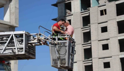 13. katta iskelede mahsur kalan işçileri itfaiye kurtardı