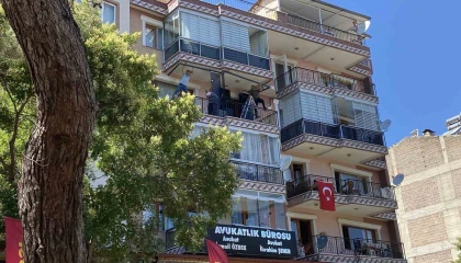 4. katta balkon demirleri üstünde tehlikeli mesai