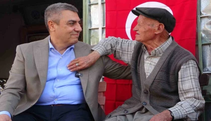 90 yaşında 50 yıldır bakkal işletiyor: Köyün Garip Dedesi valiye türkü söyledi