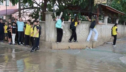 Adana Kozanda fırtına ve yağmur etkili oldu