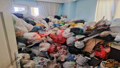 Adanada apartman dairesinden iki kamyon çöp çıktı