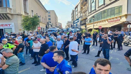 Adanada dolmuş şoförlerinden eylem: Trafik kilitlendi