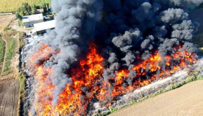 Adanada geri dönüşüm fabrikasının bahçesindeki yangın dronla görüntülendi