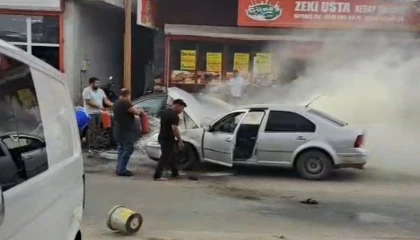 Adanada yanan otomobili esnaf su ve yangın tüpüyle söndürdü