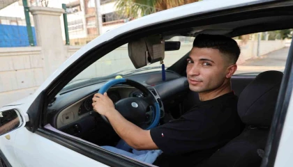 Adanadan renkli görüntüler: Otomobilini balon ve yazılarla süsledi, eşini karşıladı