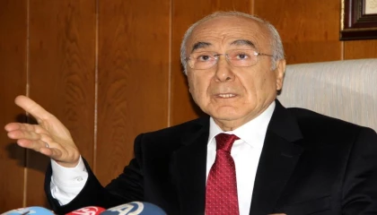 Adananın eski Büyükşehir Belediye Başkanı Aytaç Durak uçakta fenalaştı