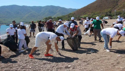 Adrasanda yaz tatilinin ardından boş kalan plajı temizlediler