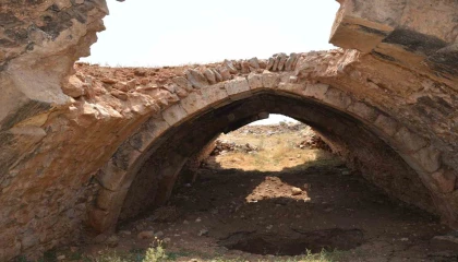 Afşinde Kuru Han zamana direniyor