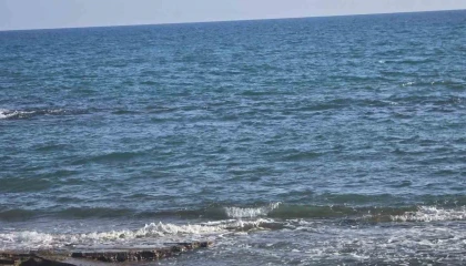 Ailesiyle birlikte geldiği sahilde denize giren adam boğuldu