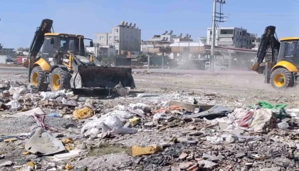 Akdeniz Belediyesi 4 mahalleden 20 kamyon atık topladı