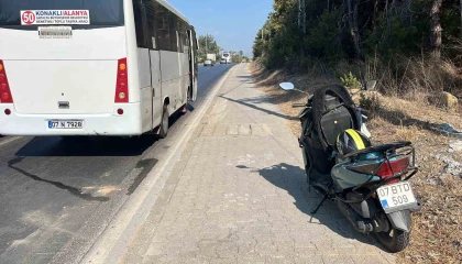 Alanyada midibüsle çarpışan motosikletli yaralandı