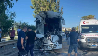 Alanyada midibüslerin çarpıştığı kazada 15 yaralıdan 2sinin durumu ciddiyetini koruyor
