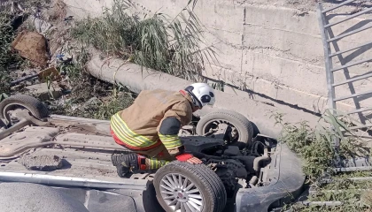 Antakyada menfeze devrilen otomobilin sürücüsü yaralandı
