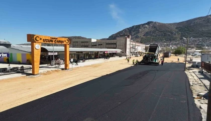 Antakyanın inşa sürecinde kalbi olan prefabrik çarşının yolları asfaltlandı