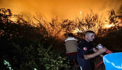 Antalya itfaiyesi üç ilçedeki yangınlara 13 araç ve çok sayıda personelle müdahale etti