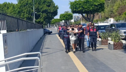 Antalyada 1i turist 3 kişiyi yaralayan motosikletli şüpheliler yakalandı