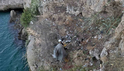 Antalyada 40 metrelik falezlerde temizlik operasyonu